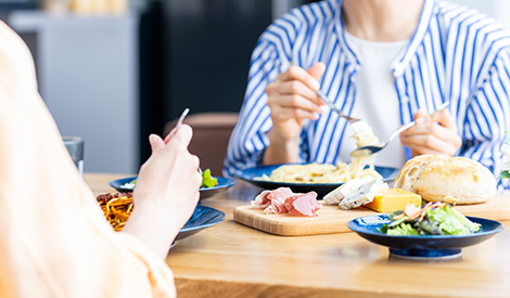 女性が食事をとる様子